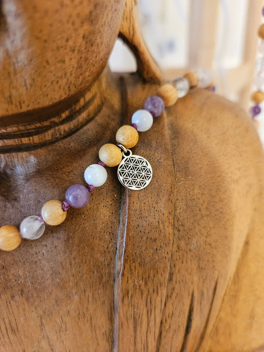 108-Perlen Mala aus Lepidolith, Amethyst, Angel Aura & Palo Santo – Handgefertigte Gebetskette für innere Ruhe, Klarheit und sanfte Erdung