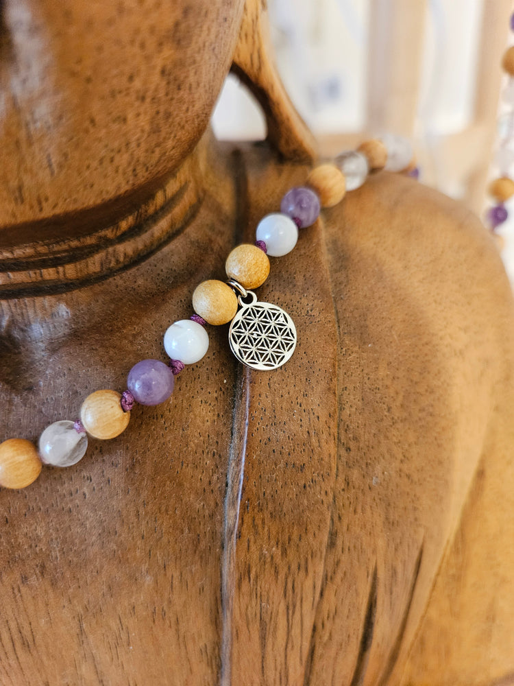 108-Perlen Mala aus Lepidolith, Amethyst, Angel Aura & Palo Santo – Handgefertigte Gebetskette für innere Ruhe, Klarheit und sanfte Erdung