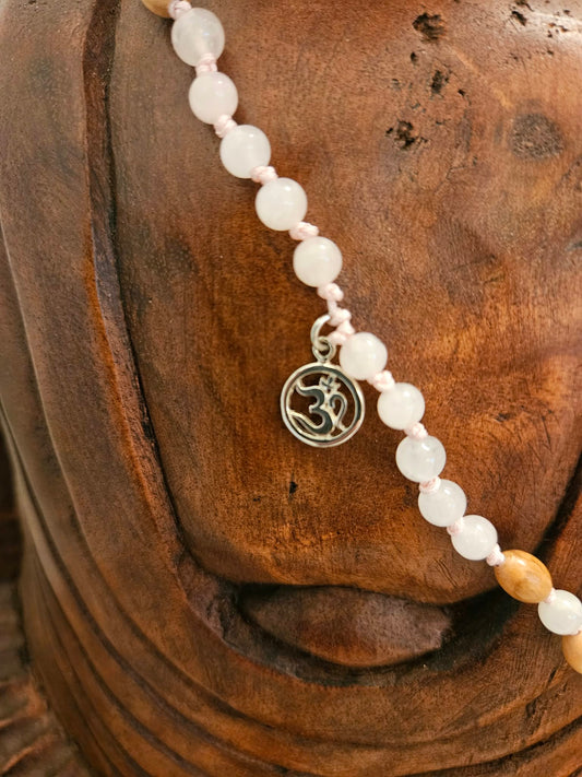 108-Perlen Mala aus Rosenquarz, Perlmutt und Olivenholz – Handgeknüpfte Gebetskette mit Achat-Guru-Perle