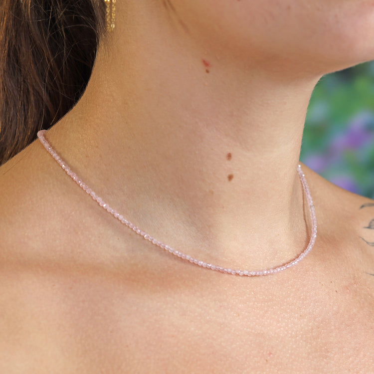 Rosenquarz 2 mm Perlenkette facettiert | 45 cm + Silberverschluss