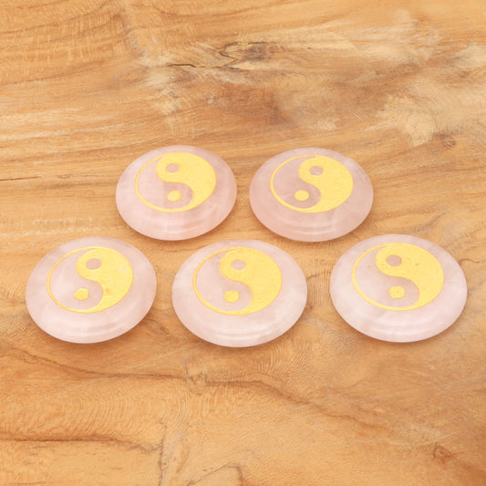 Rosenquarz Scheibenstein mit goldener Yin & Yang Gravur