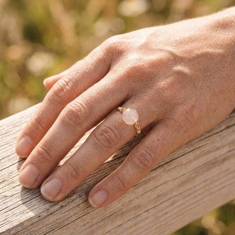 Rosenquarz Ring mit Kupferdraht – Sternschliff, handgewickelt