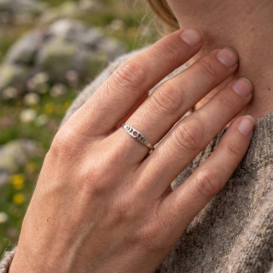 Mondphasen-Ring Edelstahl – schmaler Fingerring, silberfarben