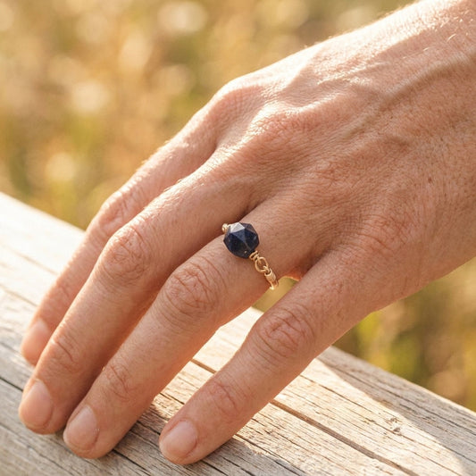 Sodalith Ring mit Kupferdraht – Sternschliff, Ø 20 mm