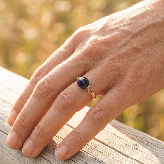 Sodalith Ring mit Kupferdraht – Sternschliff, Ø 20 mm