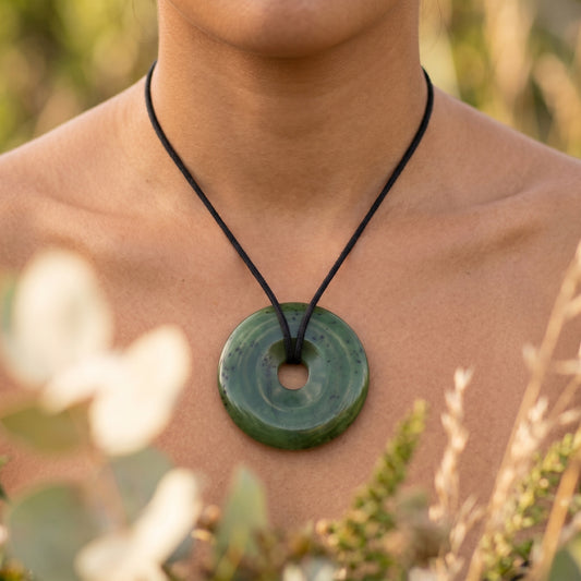 Jade (Nephrit) 40mm Donut – tragebild