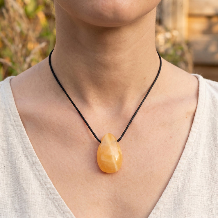 Orangencalcit Tropfenanhänger – tropfen-tragebild