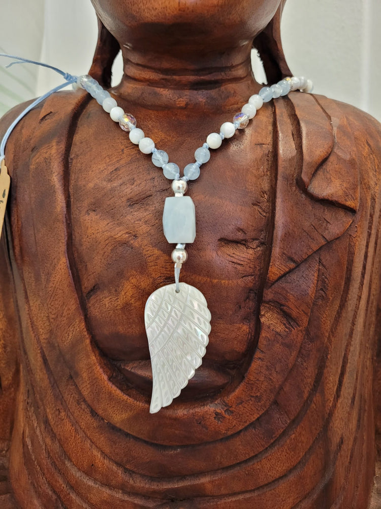 108-Perlen Mala aus Perlmutt, Angel Aura und Aquamarin – Handgefertigte Gebetskette für Leichtigkeit, Schutz und Herzensverbindung