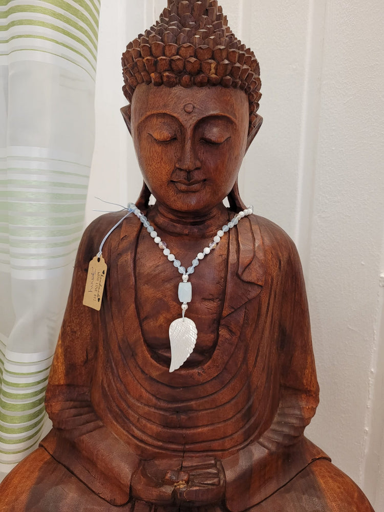 108-Perlen Mala aus Perlmutt, Angel Aura und Aquamarin – Handgefertigte Gebetskette für Leichtigkeit, Schutz und Herzensverbindung