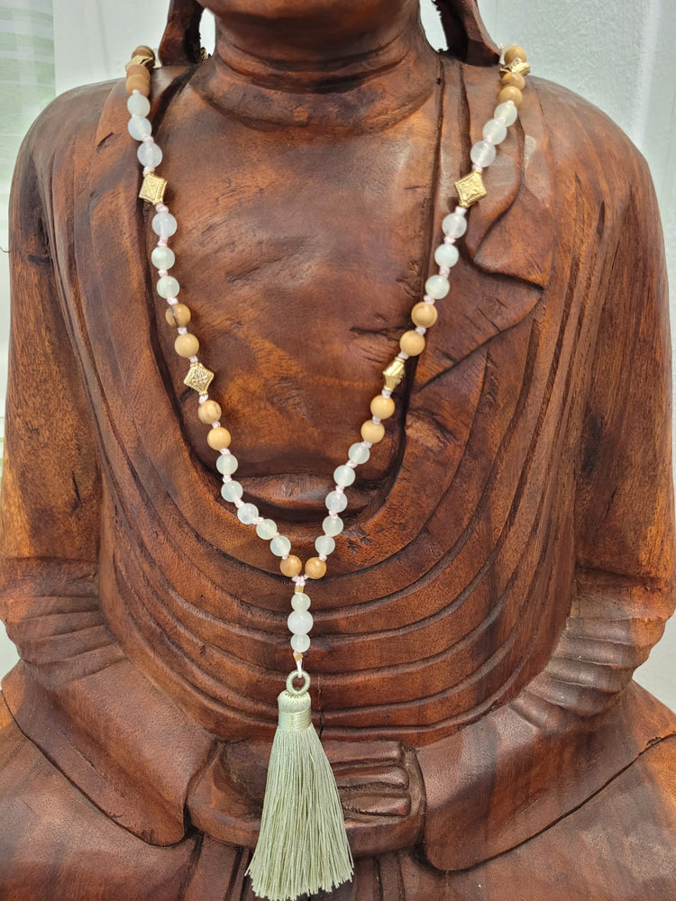 108-Perlen Mala aus China Jade (Serpentin), Rosenquarz und Olivenholz – Handgefertigte Gebetskette für Herzensöffnung, Milde und innere Balance