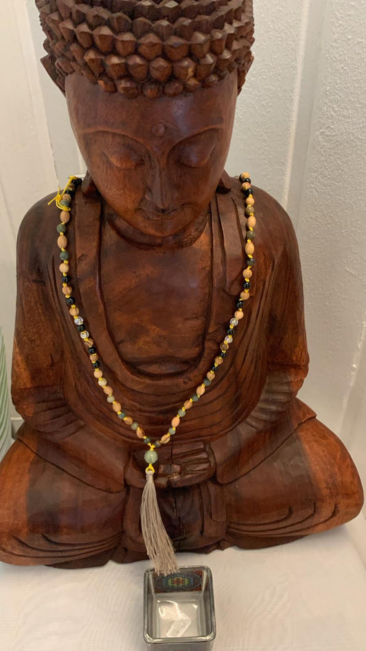 108-Perlen Mala aus Schörl, Silberblattjaspis, Angel Aura und Olivenholz – Handgefertigte Gebetskette als spiritueller Reisebegleiter