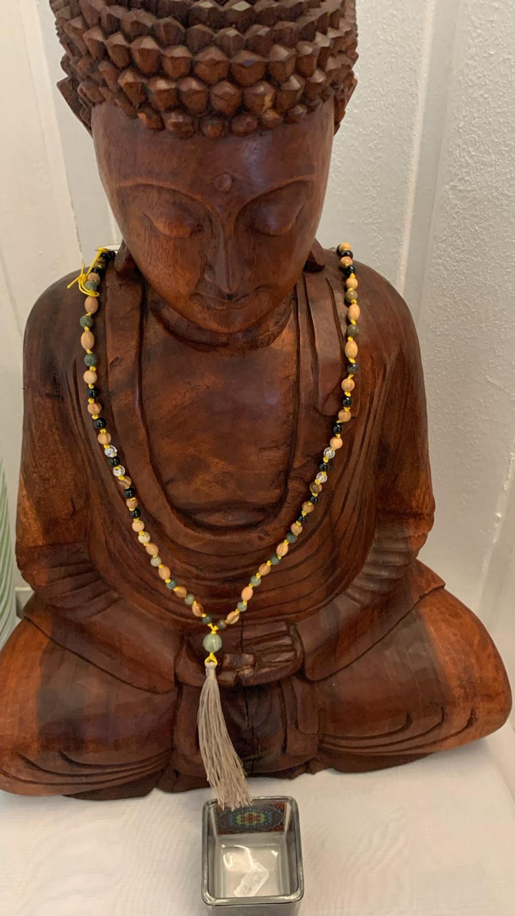 108-Perlen Mala aus Schörl, Silberblattjaspis, Angel Aura und Olivenholz – Handgefertigte Gebetskette als spiritueller Reisebegleiter