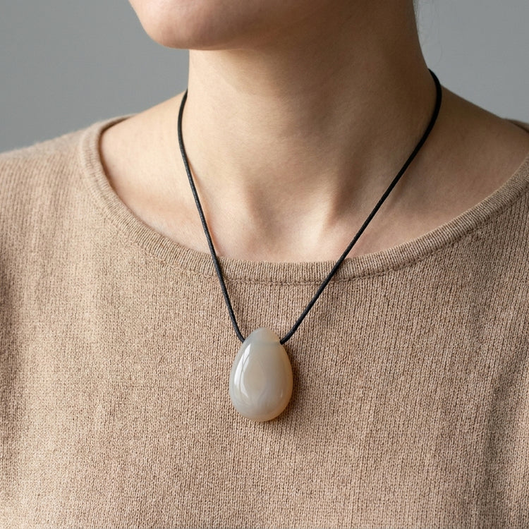 Achat, natur Tropfenanhänger — Lifestyle-Tragebild