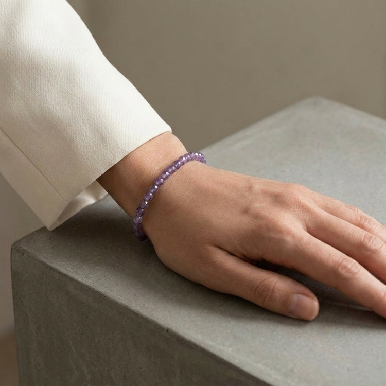 Amethyst facettiertes Armband 4mm — Lifestyle-Tragebild