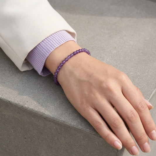 Amethyst Mini-Kugelarmband | 4 mm — Lifestyle-Tragebild
