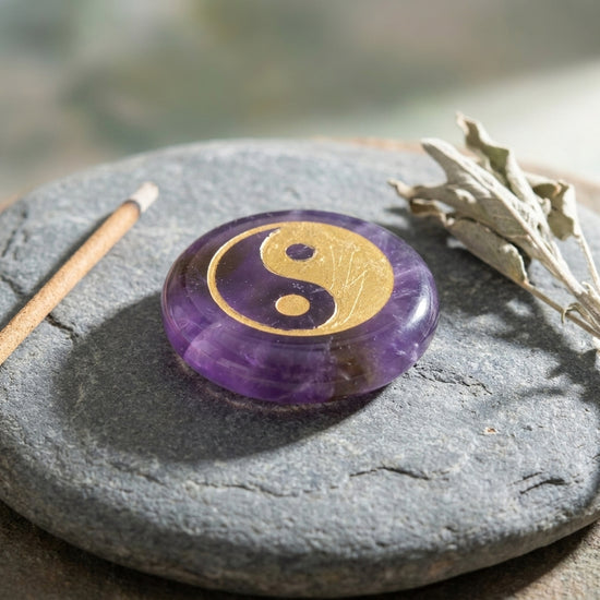Amethyst Scheibenstein mit goldener Yin & Yang Gravur — Lifestyle-Tragebild