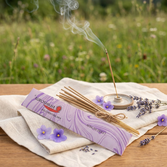Auroshikha Räucherstäbchen – African Violett — Tragebild