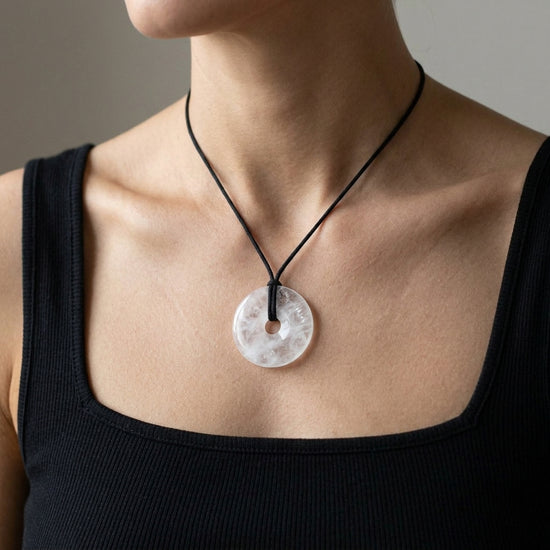 Bergkristall Donut 40 mm an Baumwollkordel – Tragebild