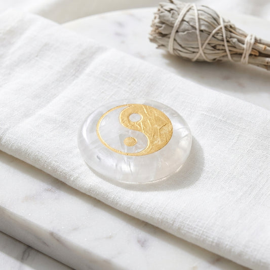 Bergkristall Scheibenstein mit goldener Yin & Yang Gravur — Lifestyle-Tragebild