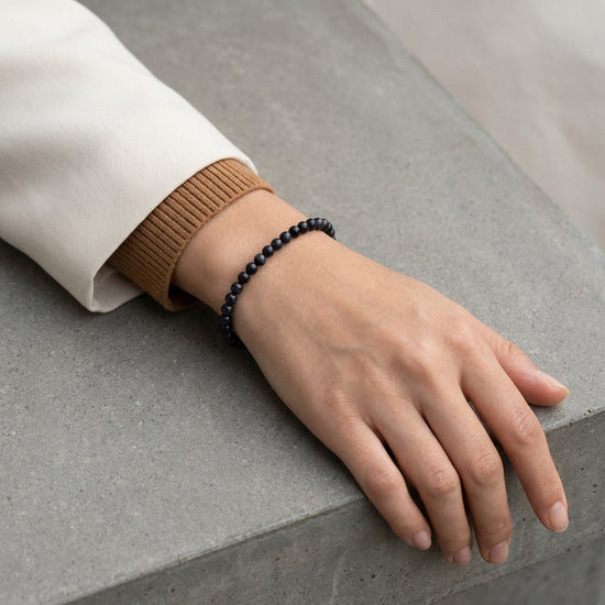 Falkenauge Mini-Kugelarmband | 4 mm — Lifestyle-Tragebild