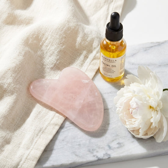 Gua Sha aus Rosenquarz — Lifestyle-Tragebild