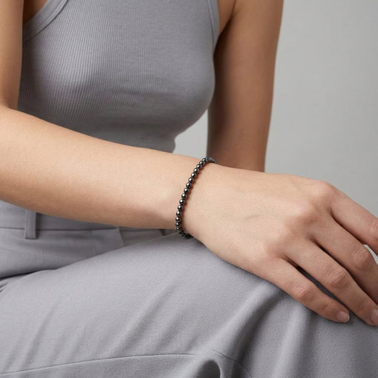 Hämatit | facettiertes Armband | 4 mm am Handgelenk getragen – Tragebild