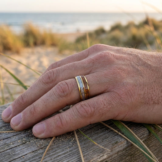 [slot:PT01] Herrenring Edelstahl gold mit Holzoptik am Finger getragen