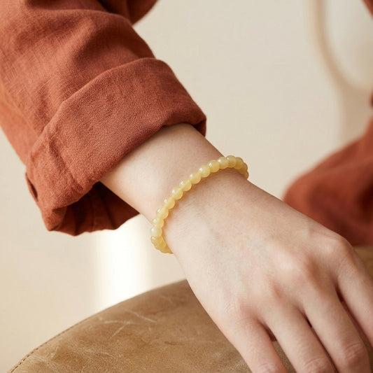 Orangencalcit Kugelarmband | 6 mm am Handgelenk getragen – Tragebild