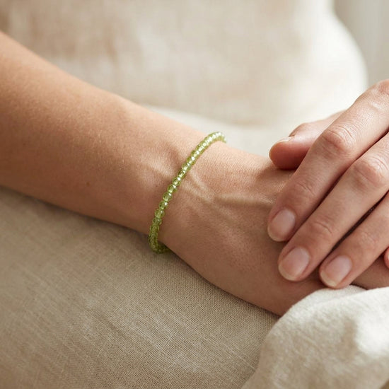 Peridot | facettiertes Armband | 4 mm am Handgelenk getragen – Tragebild