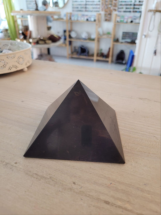 XL Pyramide aus Schungit