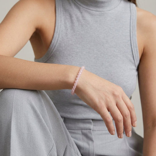 Rosenquarz facettiertes Armband 4 mm am Handgelenk – Tragebild