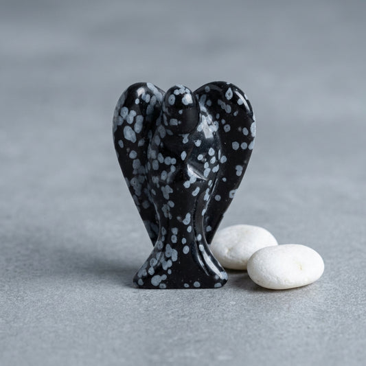 Schneeflockenobsidian Engel — Lifestyle-Tragebild