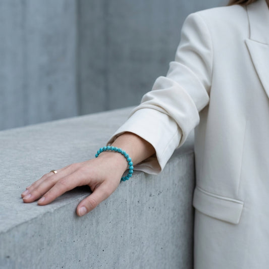 Türkis rec. Kugelarmband | 6 mm am Handgelenk getragen – Tragebild
