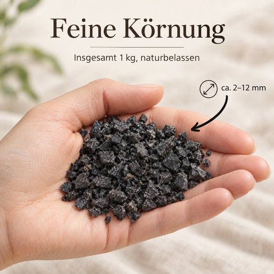 Schwarzer Turmalin Granulat in der Hand – Körnung ca. 2–12 mm, insgesamt 1 kg
