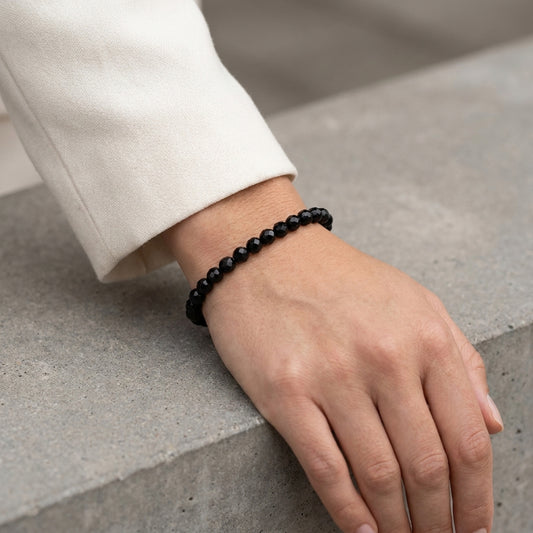 Turmalin(Schörl) | facettiertes Armband | 4 mm — Lifestyle-Tragebild