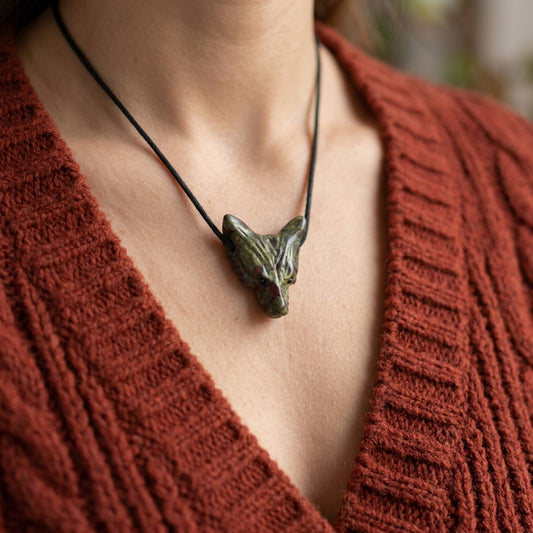 Drachenblut Wolfskopfanhänger um den Hals getragen – Tragebild