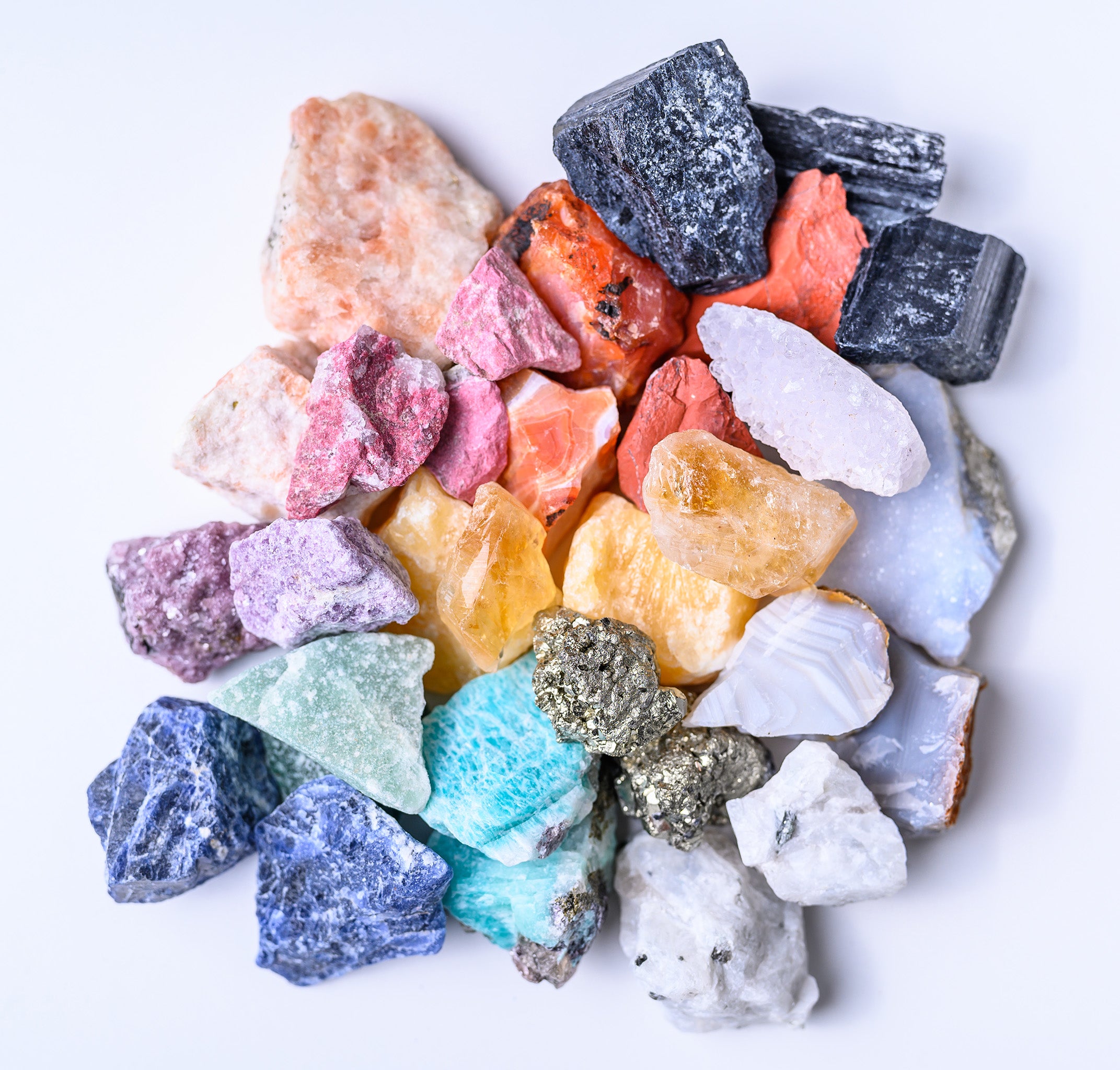 Wassersteine-Mischung aus Bergkristall, Amethyst und Rosenquarz in einer Glaskaraffe